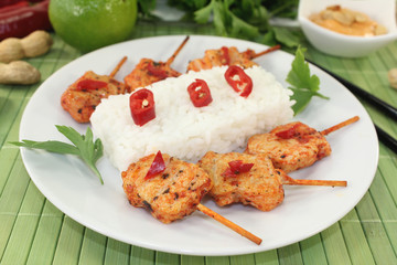 asiatische Satè-Spieße mit Reis