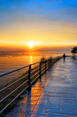 Obraz premium człowiek sylwetka spaceru o zachodzie słońca