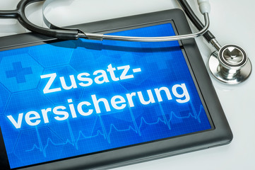 Tablet mit dem Text Zusatzversicherung auf dem Display