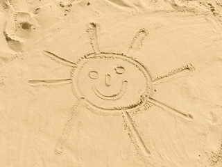 Sonnen-Smiley in Sand am Strand