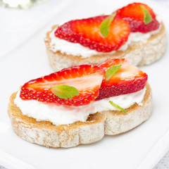 toast with goat cheese, fresh strawberries, mint and honey