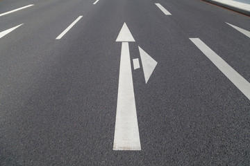 pfeil in zwei richtungen auf asphalt