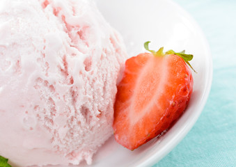Gelato alla fragola, close-up, fuoco selettivo