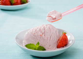 Gelato alla fragola, close-up, fuoco selettivo