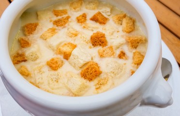Knoblauchsuppe mit Croutons