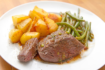 Rinderfilet mit Bratkartoffeln und Bohnen