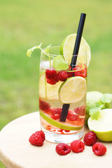 Sodawasser mit Früchten und Kräutern veredeln