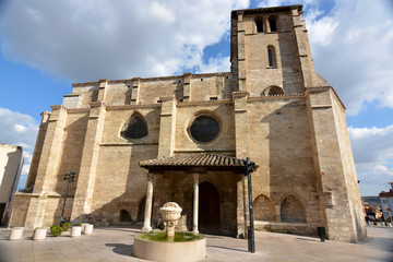 Obraz premium plaza e iglesia de san esteban en burgos