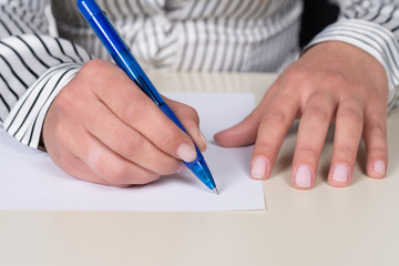 Frau schreibt mit einem Stift