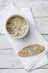 Blue cheese on toast with white wine
