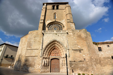 Fototapeta na wymiar fachada principal de la iglesia de san esteban en burgos