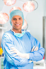 Krankenhaus - Junger Arzt oder Chirurg im OP