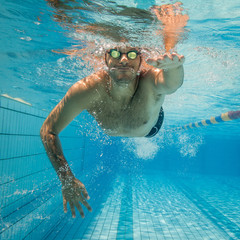 Freestyle swimming underwater - obrazy, fototapety, plakaty