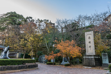Fototapeta na wymiar 丸岡城跡にある秋の忠魂碑
