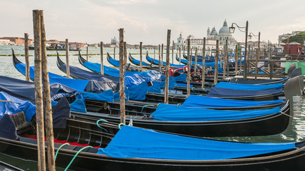 Fototapeta na wymiar Venedig, Altstadt, historische Gondeln, Insel, Sommer, Italien