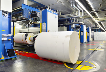Druckmaschinen mit Papierrollen in Druckerei // printing press