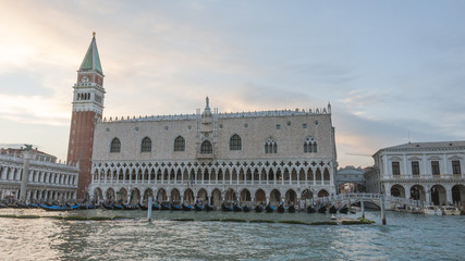 Fototapeta na wymiar Venedig, Altstadt, Gondeln, Abendstimmung, Markusturm, Italien