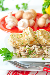 Serviettenknödel mit Champignonsauce