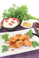 asiatische Satè-Spieße mit Reis und Petersilie