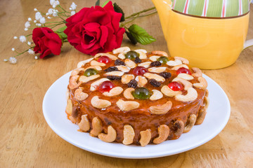 Obraz na płótnie Canvas fruits cake with mix cashew nut and dried fruit
