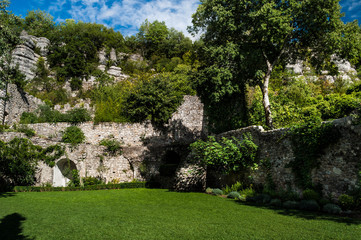 Vogüé, jardin suspendu du château.