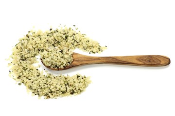 Hanfsamen mit einem Löffel aus Olivenholz isoliert auf weißem Hintergrund