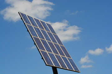 Obraz premium Zonnepanelen met blauwe lucht