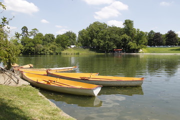 Barques sur le lac inférieur du Bois de Boulogne à Paris