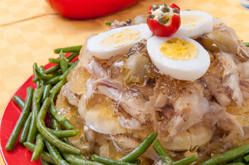 Aspic di pollo contornato da fagiolini verdi