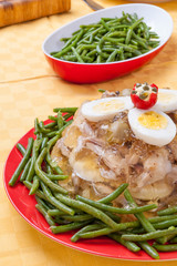 Aspic di pollo contornato da fagiolini verdi