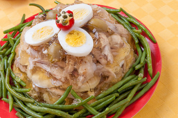 Aspic di pollo contornato da fagiolini verdi