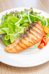 Grill salmon salad