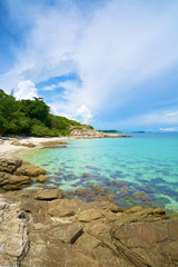 Obraz premium beautiful beach on the tropical sea at summer day