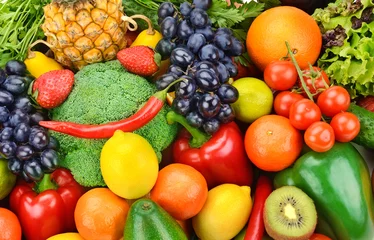 Foto auf Glas Hintergrund von reifen Früchten und Gemüse © alinamd