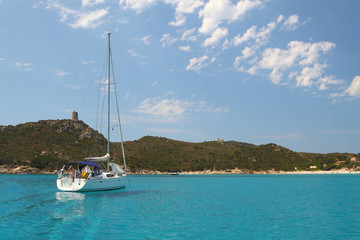 Segeljacht im Mittelmeer