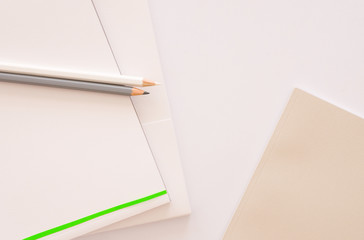 Stifte vor hellem Hintergrund