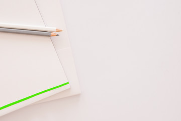 Stifte vor hellem Hintergrund