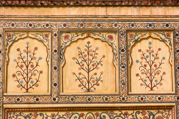 Fototapeta na wymiar Indian ornament on wall of palace in Jaipur fort India
