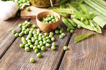 Fresh  and canned peas in bowl and glass jar