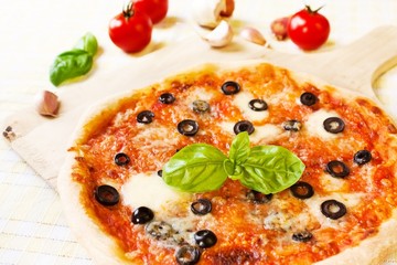 Pizza Margherita mit Oliven, Basilikum und Mozzarella