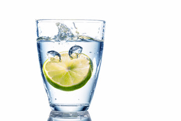 Wasserglas und Limette