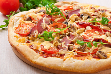 Pizza with vegetables, chicken and ham