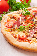 Pizza with vegetables, chicken and ham