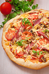 Pizza with vegetables, chicken and ham