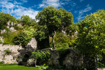Vogüé, jardin suspendu du château.
