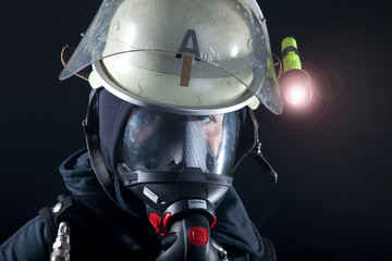 Feuerwehrfrau mit Atemschutz Maske und Sauerstoffflasche Nahaufnahme