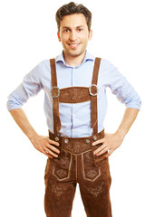Lächelnder Mann in einer Lederhose