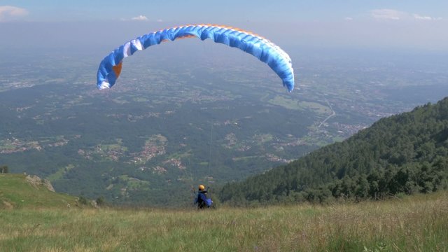 launching a paraglider