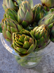 Obraz premium Artichokes in a glass pot