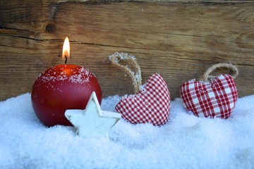 Weihnachten Dekoration - rote Adventskerze mit Stoffherzen im Schnee - Weihnachtskarte - erster...
